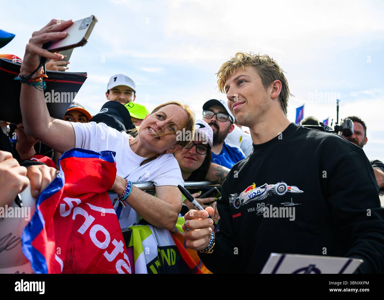 TOWCESTER, REGNO UNITO. 4 luglio: Liam Lawson del Racing Bulls Formula One Team arriva durante il Qatar Airways British Grand Prix 2025 sul circuito di Silverstone venerdì 4 luglio 2025 a TOWCESTER, INGHILTERRA. Crediti: Taka G Wu/Alamy Live News Foto Stock