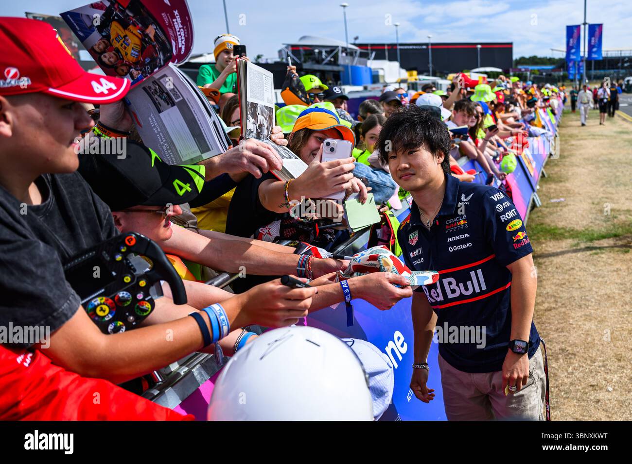 TOWCESTER, REGNO UNITO. 4 luglio: Yuki Tsunoda della Red Bull Racing arriva durante il Qatar Airways British Grand Prix 2025 sul circuito di Silverstone venerdì 4 luglio 2025 a TOWCESTER, INGHILTERRA. Crediti: Taka G Wu/Alamy Live News Foto Stock