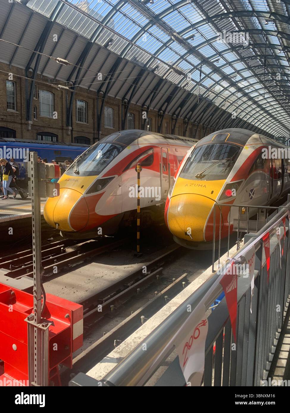 Treno da Inverness alla stazione ferroviaria di Kings Cross a Londra persone di prima classe imbarco cameriere cameriera persona in vacanza turisti valigie Regno Unito - Immagine stock catturata con smartphone