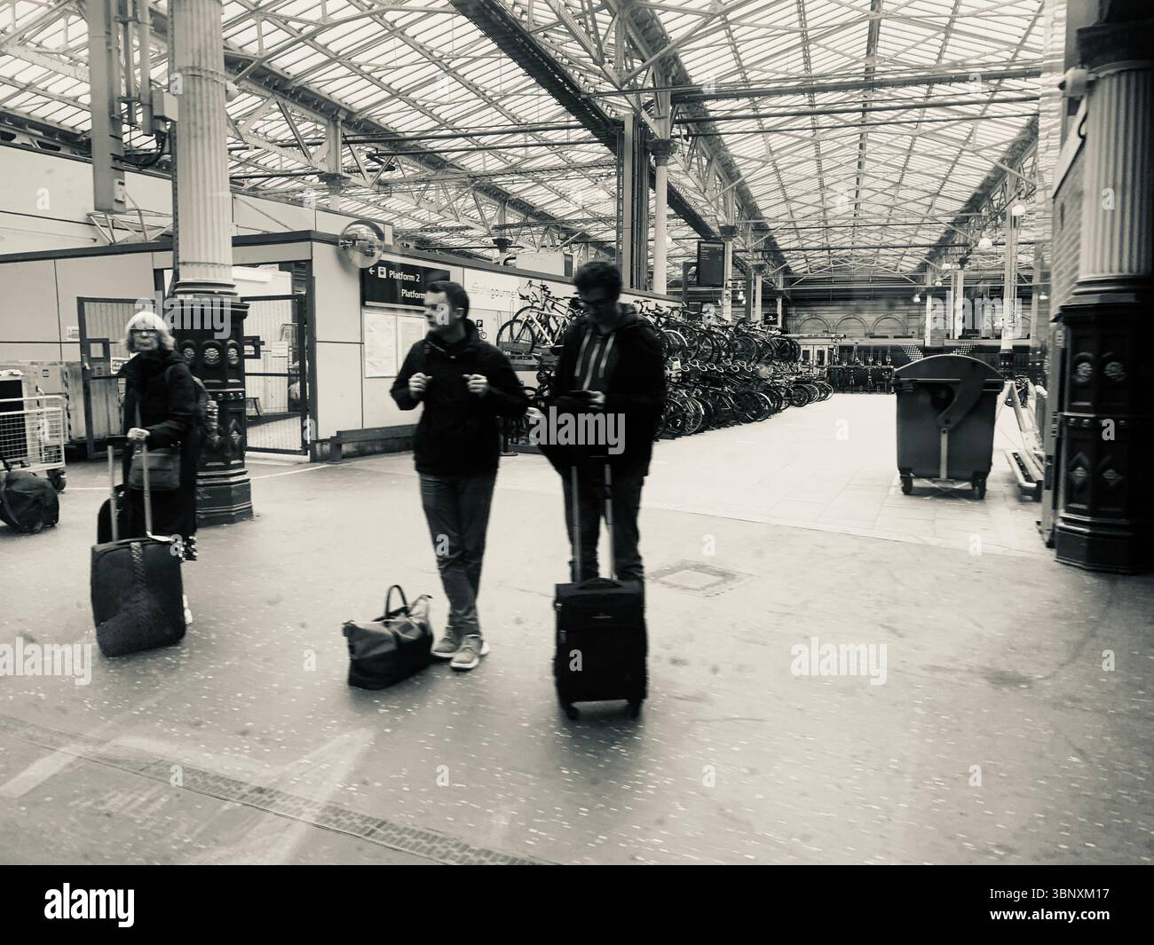 Treno da Inverness alla stazione ferroviaria di Kings Cross a Londra persone di prima classe imbarco cameriere cameriera persona in vacanza turisti valigie Regno Unito - Immagine stock catturata con smartphone