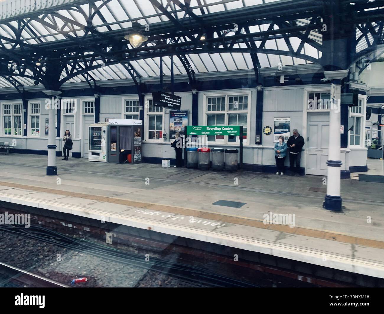 Treno da Inverness alla stazione ferroviaria di Kings Cross a Londra persone di prima classe imbarco cameriere cameriera persona in vacanza turisti valigie Regno Unito - Immagine stock catturata con smartphone