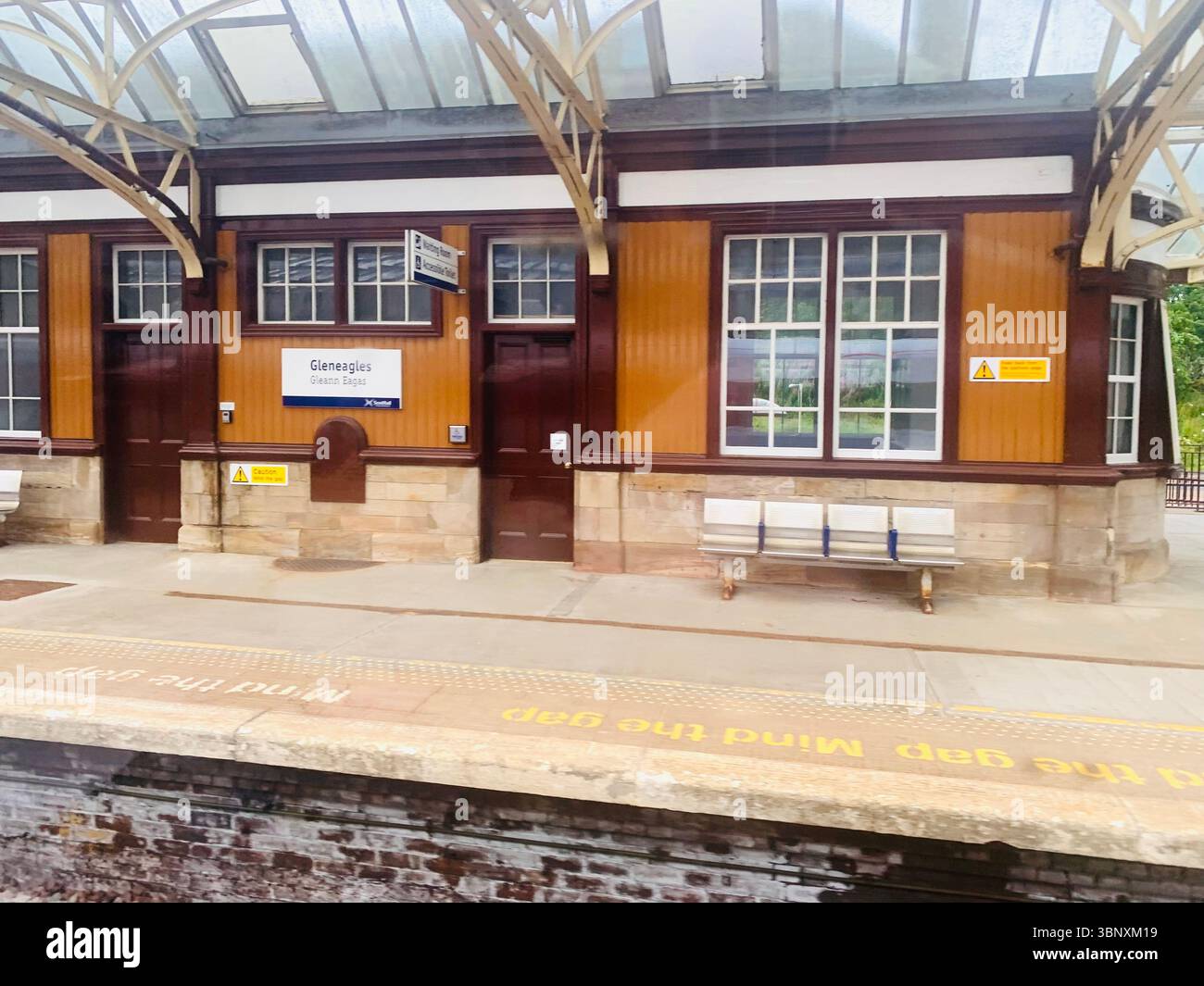 Treno da Inverness alla stazione ferroviaria di Kings Cross a Londra persone di prima classe imbarco cameriere cameriera persona in vacanza turisti valigie Regno Unito - Immagine stock catturata con smartphone