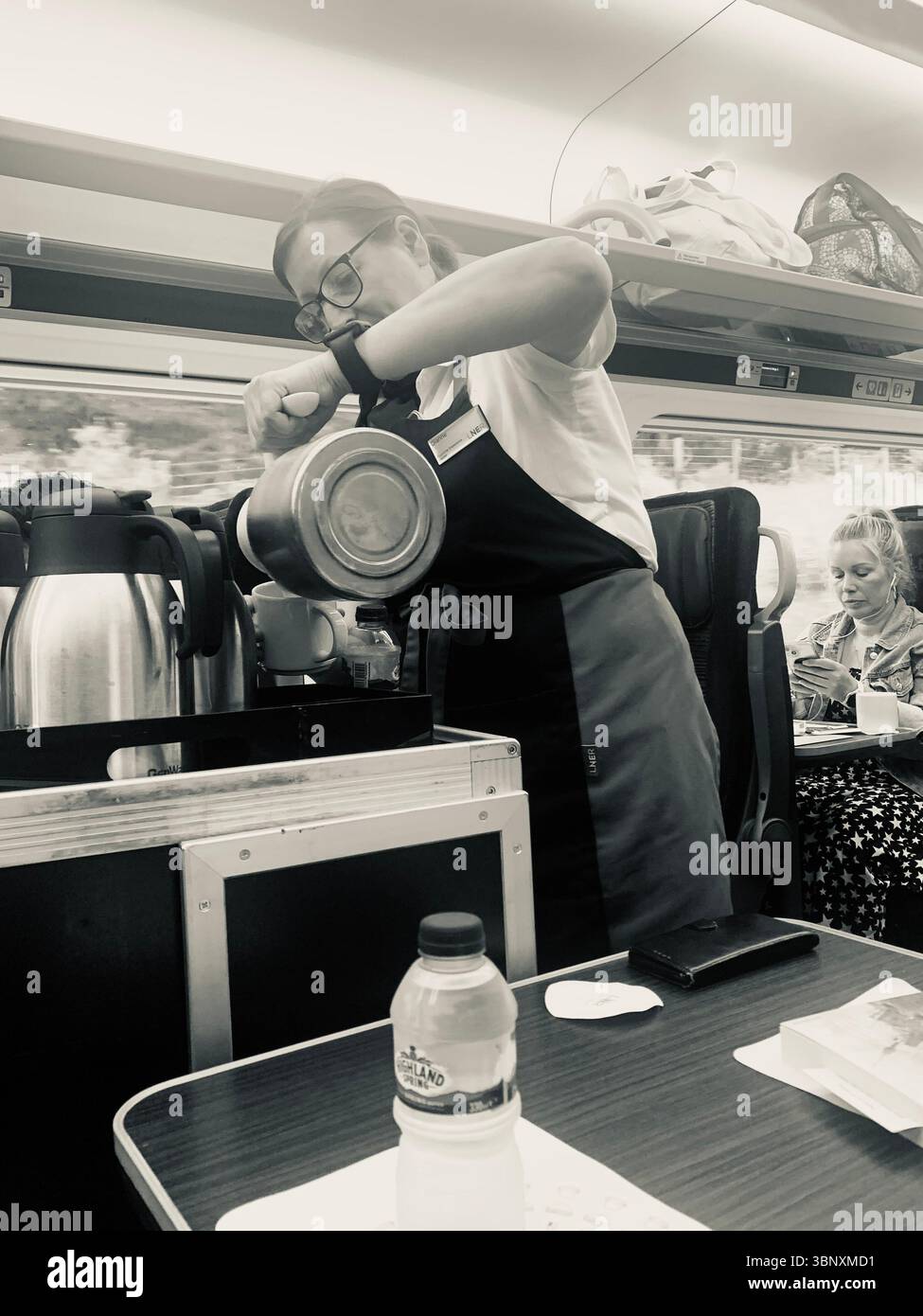 Treno da Inverness alla stazione ferroviaria di Kings Cross a Londra persone di prima classe imbarco cameriere cameriera persona in vacanza turisti valigie Regno Unito - Immagine stock catturata con smartphone
