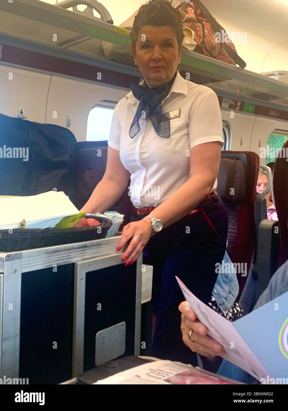 Treno da Inverness alla stazione ferroviaria di Kings Cross a Londra persone di prima classe imbarco cameriere cameriera persona in vacanza turisti valigie Regno Unito - Immagine stock catturata con smartphone