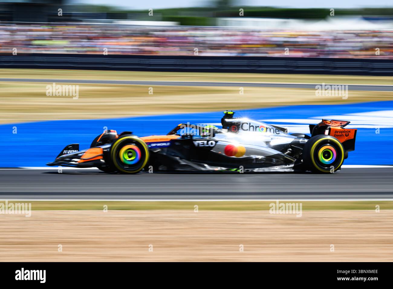 TOWCESTER, REGNO UNITO. 4 luglio: Yuki Tsunoda della Red Bull Racing nella prima sessione di prove libere durante il Qatar Airways British Grand Prix 2025 sul circuito di Silverstone venerdì 4 luglio 2025 a TOWCESTER, INGHILTERRA. Crediti: Taka G Wu/Alamy Live News Foto Stock