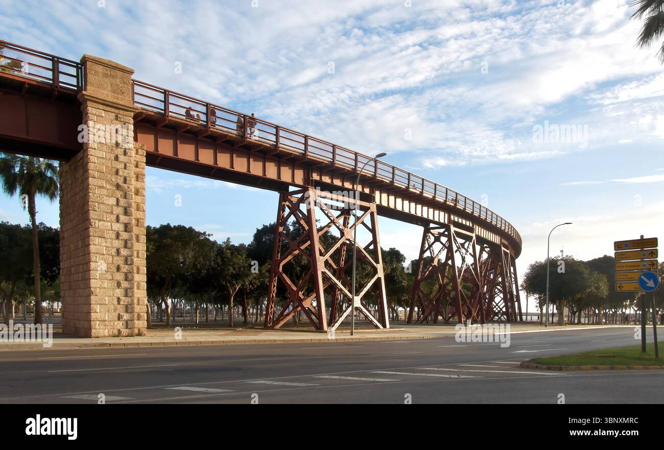 La struttura di ferro elevata di 108 m del bacino di carico di El Alquife o El Cable Inglés trasportava minerale di ferro per ferrovia dalle miniere al porto di Almeria Andalucia in Spagna Foto Stock