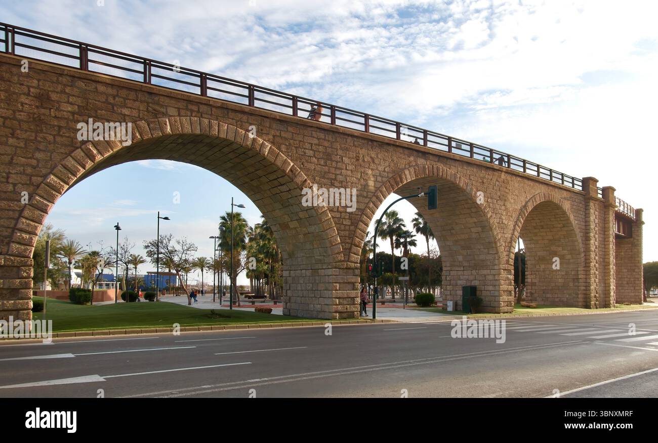 La struttura di ferro elevata di 108 m del bacino di carico di El Alquife o El Cable Inglés trasportava minerale di ferro per ferrovia dalle miniere al porto di Almeria Andalucia in Spagna Foto Stock