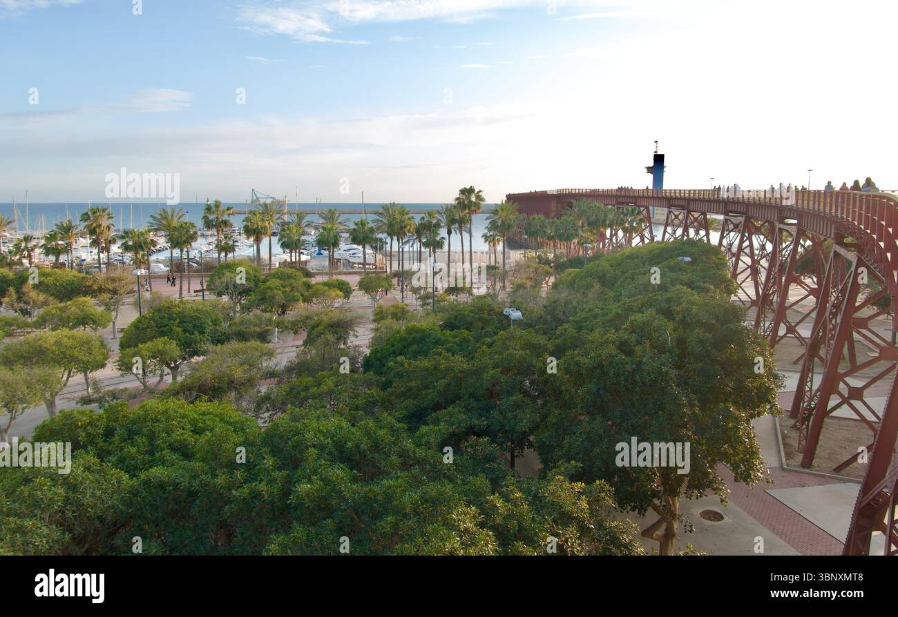 La struttura di ferro elevata di 108 m del bacino di carico di El Alquife o El Cable Inglés trasportava minerale di ferro per ferrovia dalle miniere al porto di Almeria Andalucia in Spagna Foto Stock