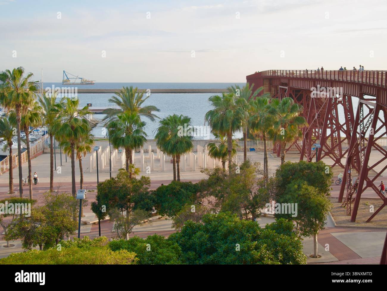 La struttura di ferro elevata di 108 m del bacino di carico di El Alquife o El Cable Inglés trasportava minerale di ferro per ferrovia dalle miniere al porto di Almeria Andalucia in Spagna Foto Stock