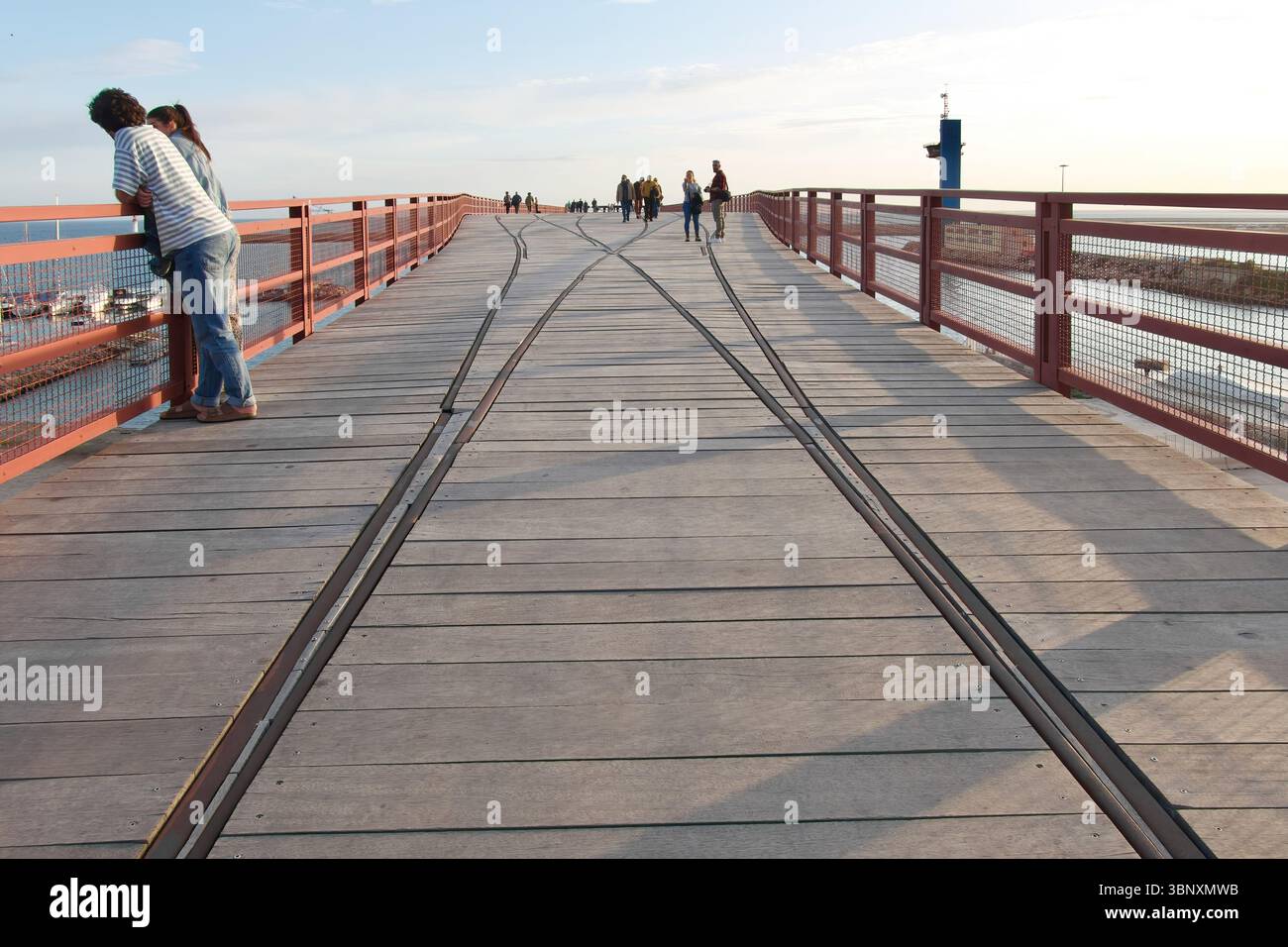 La struttura di ferro elevata di 108 m del bacino di carico di El Alquife o El Cable Inglés trasportava minerale di ferro per ferrovia dalle miniere al porto di Almeria Andalucia in Spagna Foto Stock