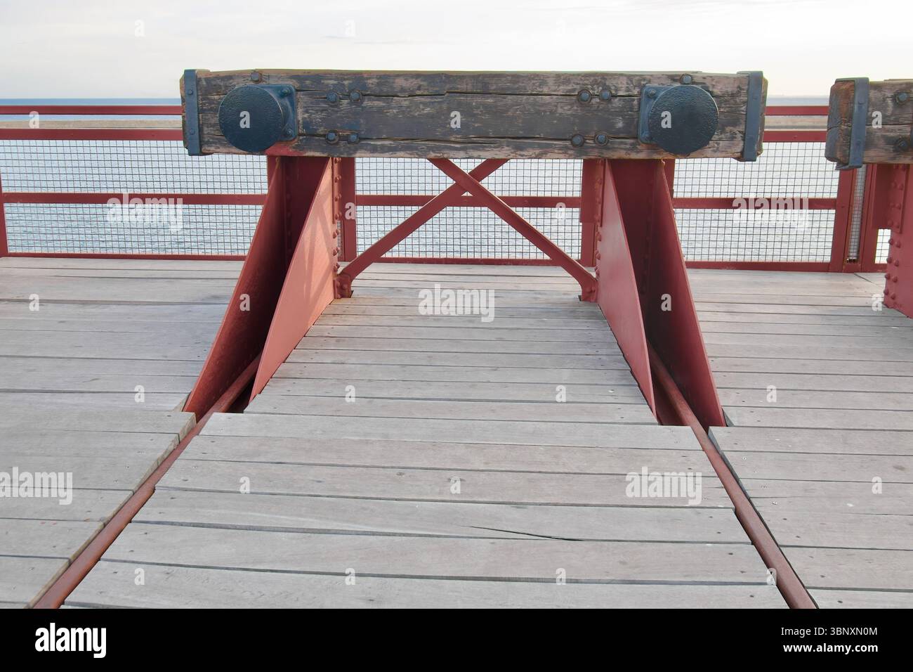 La struttura di ferro elevata di 108 m del bacino di carico di El Alquife o El Cable Inglés trasportava minerale di ferro per ferrovia dalle miniere al porto di Almeria Andalucia in Spagna Foto Stock