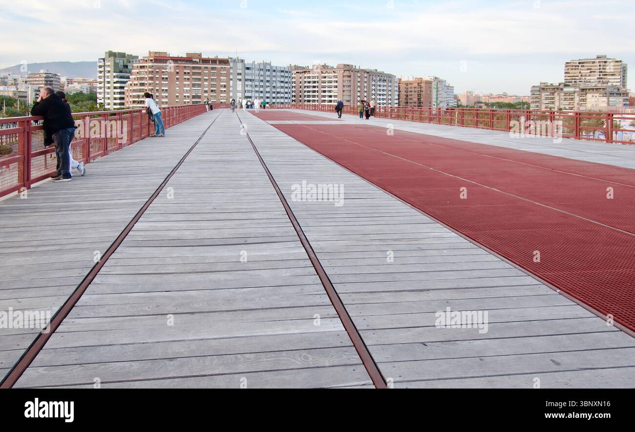 La struttura di ferro elevata di 108 m del bacino di carico di El Alquife o El Cable Inglés trasportava minerale di ferro per ferrovia dalle miniere al porto di Almeria Andalucia in Spagna Foto Stock