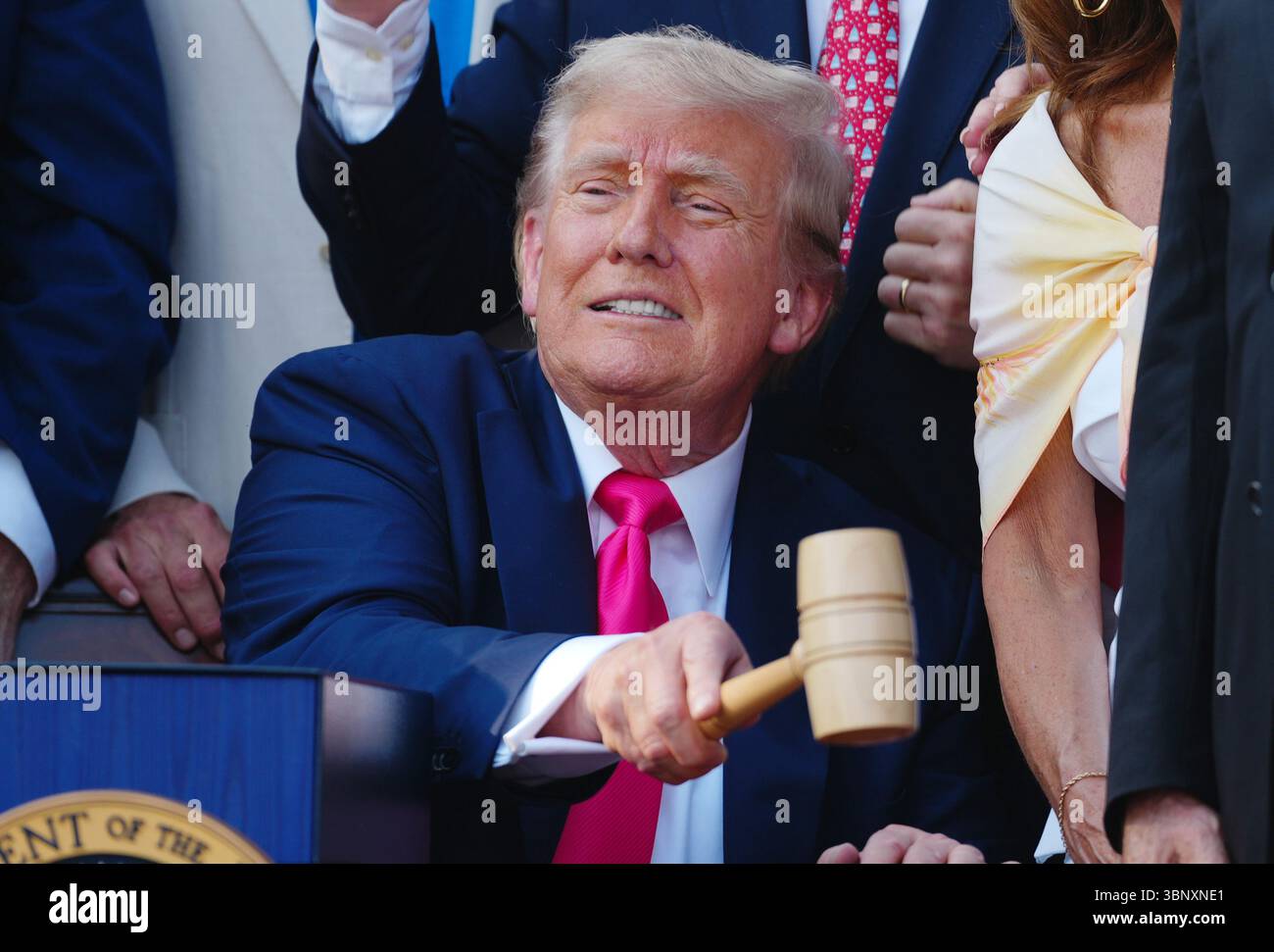 Washington, Stati Uniti. 4 luglio 2025. Il presidente Donald Trump colpisce un martelletto del presidente della camera Mike Johnson, R-LA, dopo aver firmato un nuovo disegno di legge sulle tasse e l'immigrazione durante una cerimonia alla Casa Bianca di Washington DC venerdì 4 luglio 2025. Il disegno di legge estende i tagli fiscali dal 2017, aumenta i finanziamenti per la difesa e la sicurezza dell'immigrazione e tagli che si avvicinano a 1 trilione di dollari da Medicaid. Foto di Bonnie Cash/UPI credito: UPI/Alamy Live News Foto Stock