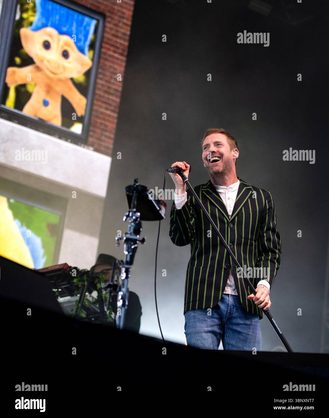 Edimburgo, Regno Unito. 4 luglio 2025. Ricky Wilson in buona voce come band indie rock inglese, The Kaiser Chiefs, da Leeds suona in una casa piena ai Castle Concerts 2025, Edinburgh Castle Esplanade, Edimburgo, Scozia, Regno Unito. Crediti: Ian Jacobs/Alamy Live News Foto Stock