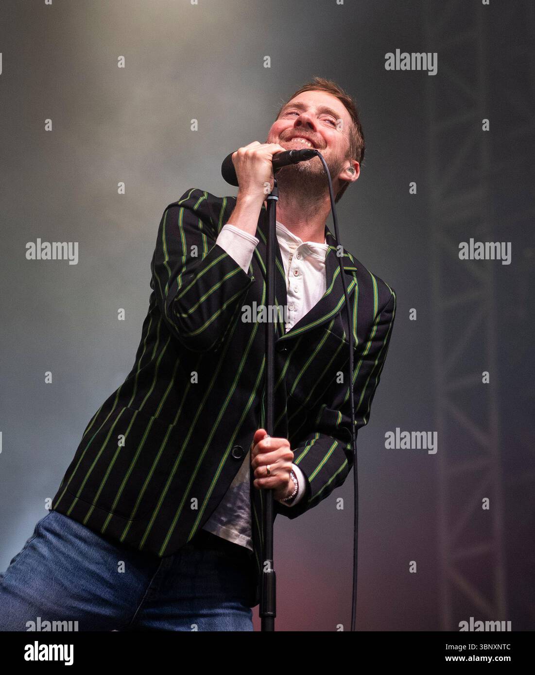 Edimburgo, Regno Unito. 4 luglio 2025. Ricky Wilson in buona voce come band indie rock inglese, The Kaiser Chiefs, da Leeds suona in una casa piena ai Castle Concerts 2025, Edinburgh Castle Esplanade, Edimburgo, Scozia, Regno Unito. Crediti: Ian Jacobs/Alamy Live News Foto Stock
