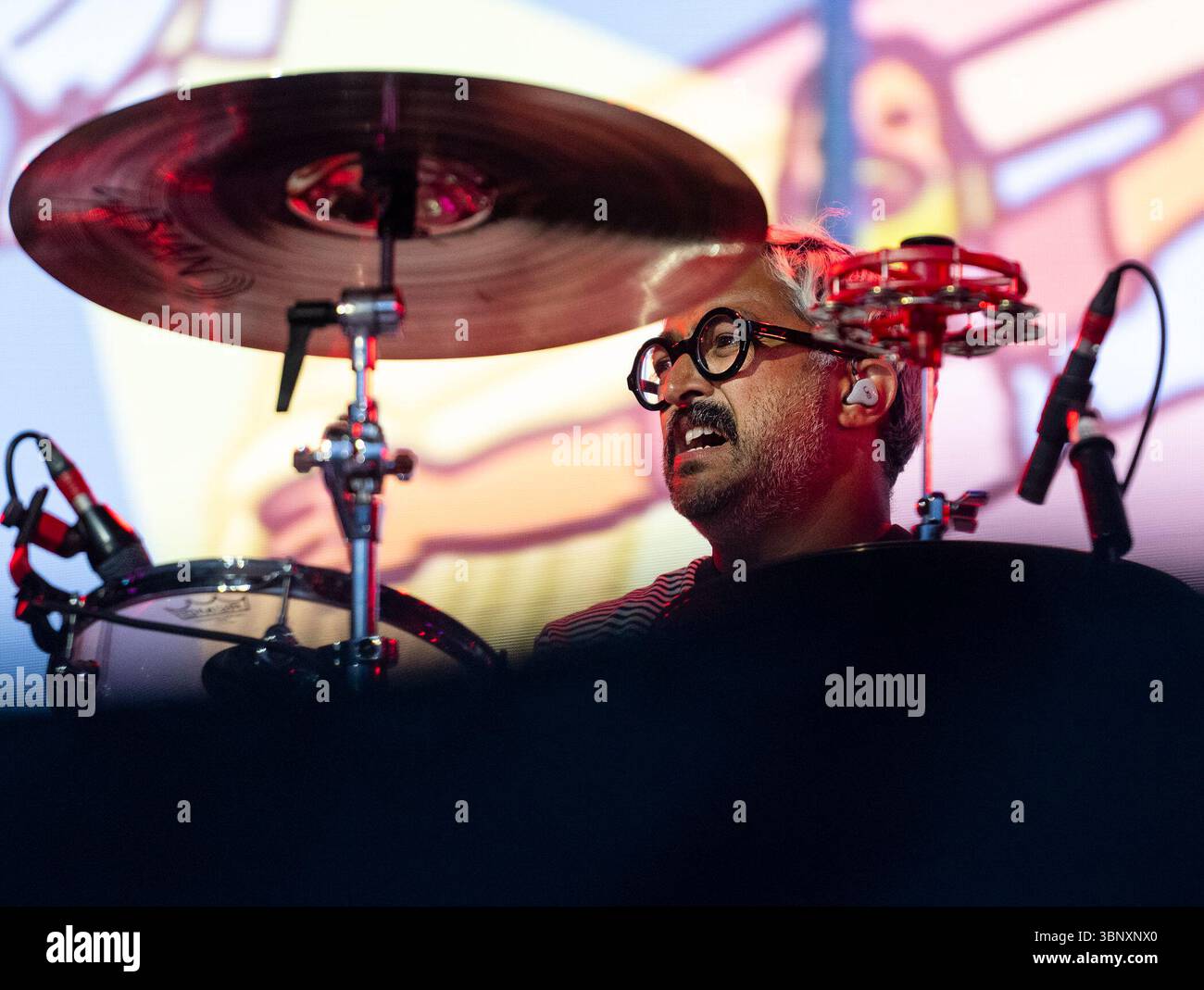 Edimburgo, Regno Unito. 4 luglio 2025. Batterista, Vijay Mistry, in azione come gruppo indie rock inglese, The Kaiser Chiefs, da Leeds suona in una casa piena di concerti al Castello 2025, Edinburgh Castle Esplanade, Edimburgo, Scozia. Credito britannico: Ian Jacobs/Alamy Live News Foto Stock