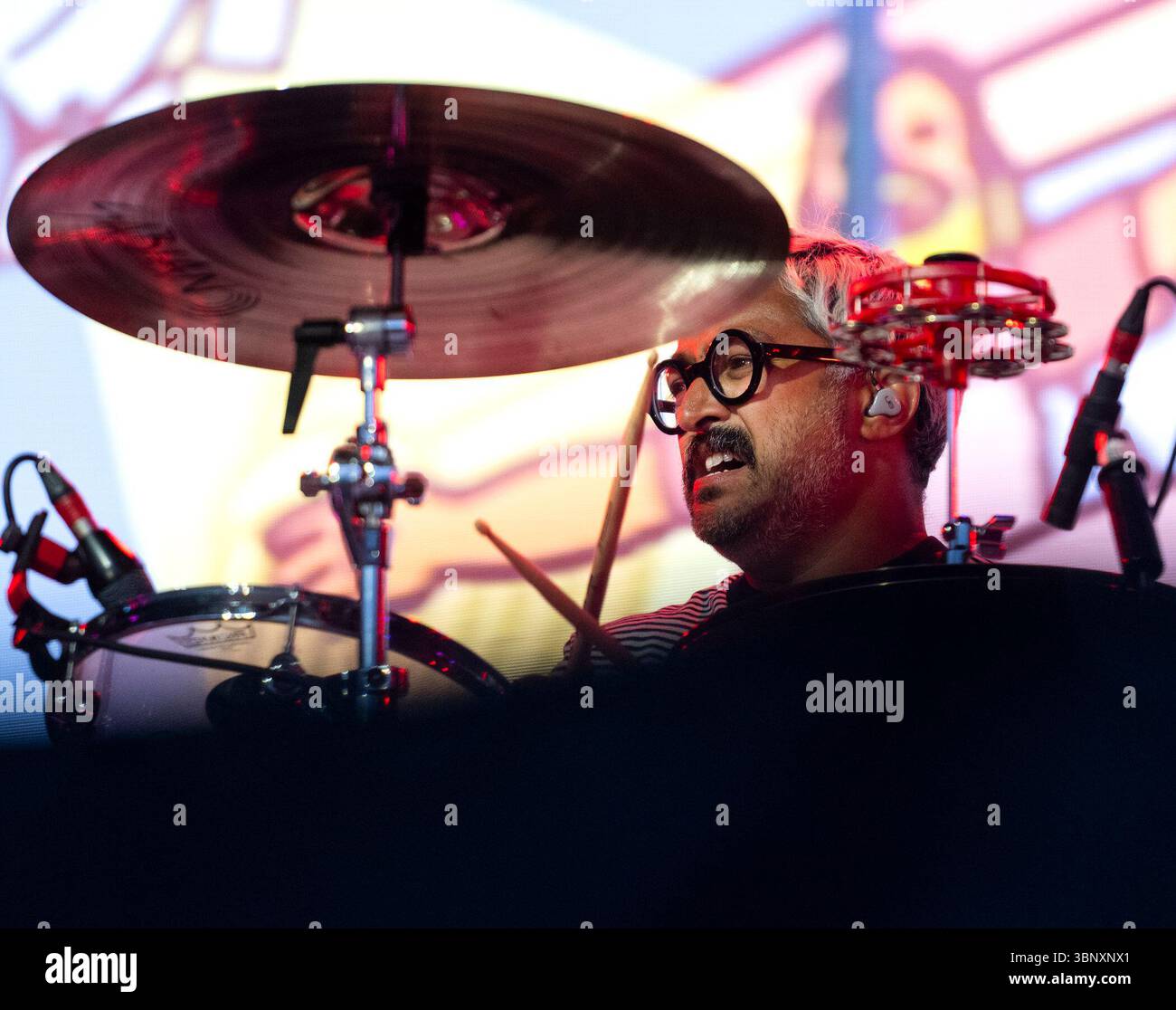 Edimburgo, Regno Unito. 4 luglio 2025. Batterista, Vijay Mistry, in azione come gruppo indie rock inglese, The Kaiser Chiefs, da Leeds suona in una casa piena di concerti al Castello 2025, Edinburgh Castle Esplanade, Edimburgo, Scozia. Credito britannico: Ian Jacobs/Alamy Live News Foto Stock