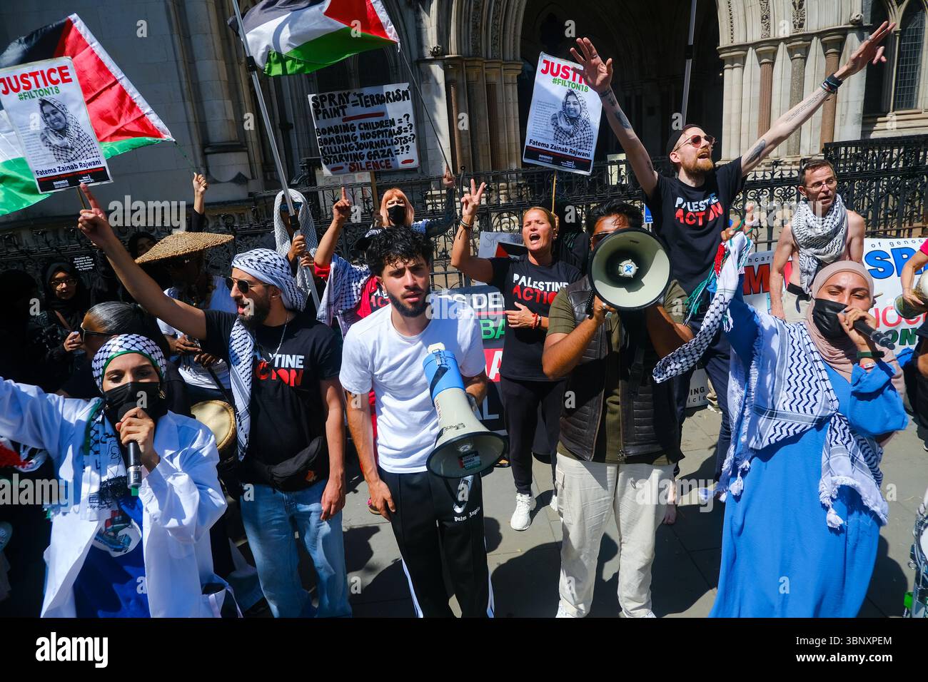 Londra, Regno Unito. 4 luglio 2025. Diverse centinaia di sostenitori di Palestine Action hanno tenuto una manifestazione e un raduno al di fuori delle reali Corti di giustizia, mentre è in corso un'audizione per contestare la proscrizione del gruppo di azione diretta che ha preso di mira aziende legate all'esercito israeliano come Elbit Systems, Teledyne e Rafael. Credito: Fotografia dell'undicesima ora/Alamy Live News Foto Stock