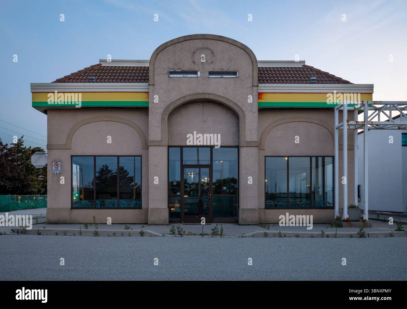 Vista esterna di un ristorante Taco Bell abbandonato nell'Ontario, Canada. Questo edificio è stato demolito da allora. Foto Stock