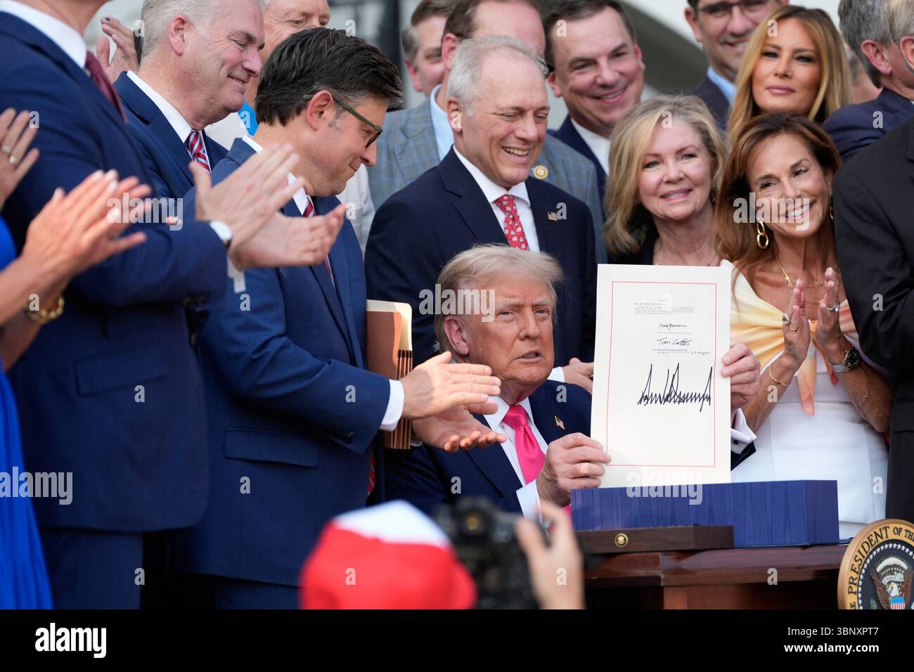 Washington, Stati Uniti. 4 luglio 2025. Il presidente Donald Trump ha firmato il suo disegno di legge di sgravi fiscali e tagli alla spesa alla Casa Bianca di Washington, venerdì 4 luglio 2025.( foto piscina di Alex Brandon/UPI Credit: UPI/Alamy Live News Foto Stock