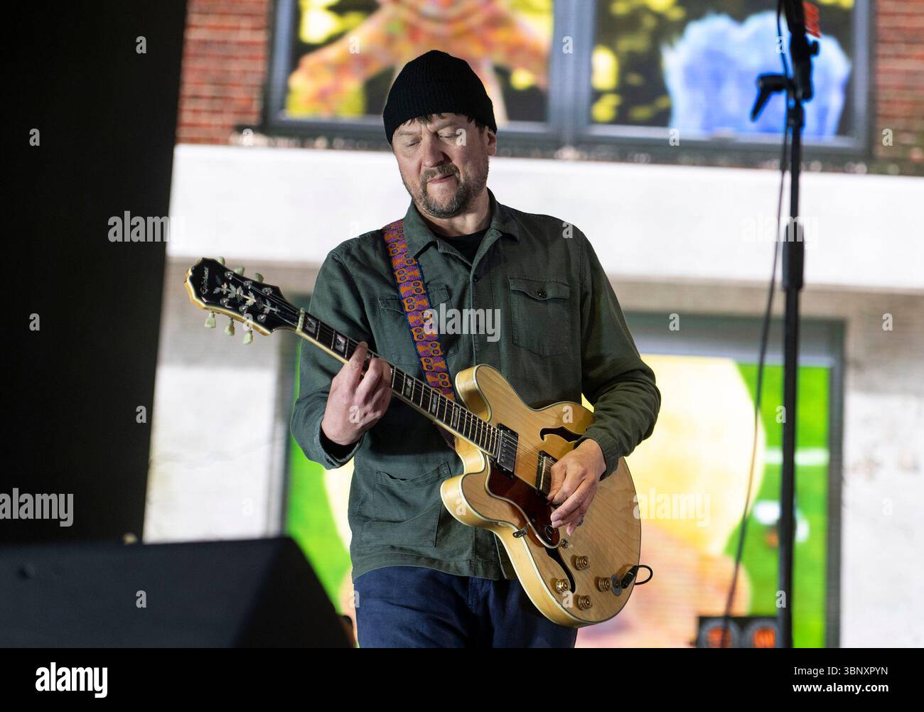 Edimburgo, Regno Unito. 4 luglio 2025. Il chitarrista Andrew White, in azione come band indie rock inglese, The Kaiser Chiefs, da Leeds suona in una casa piena di concerti al Castello 2025, Edinburgh Castle Esplanade, Edimburgo, Scozia. Credito britannico: Ian Jacobs/Alamy Live News Foto Stock