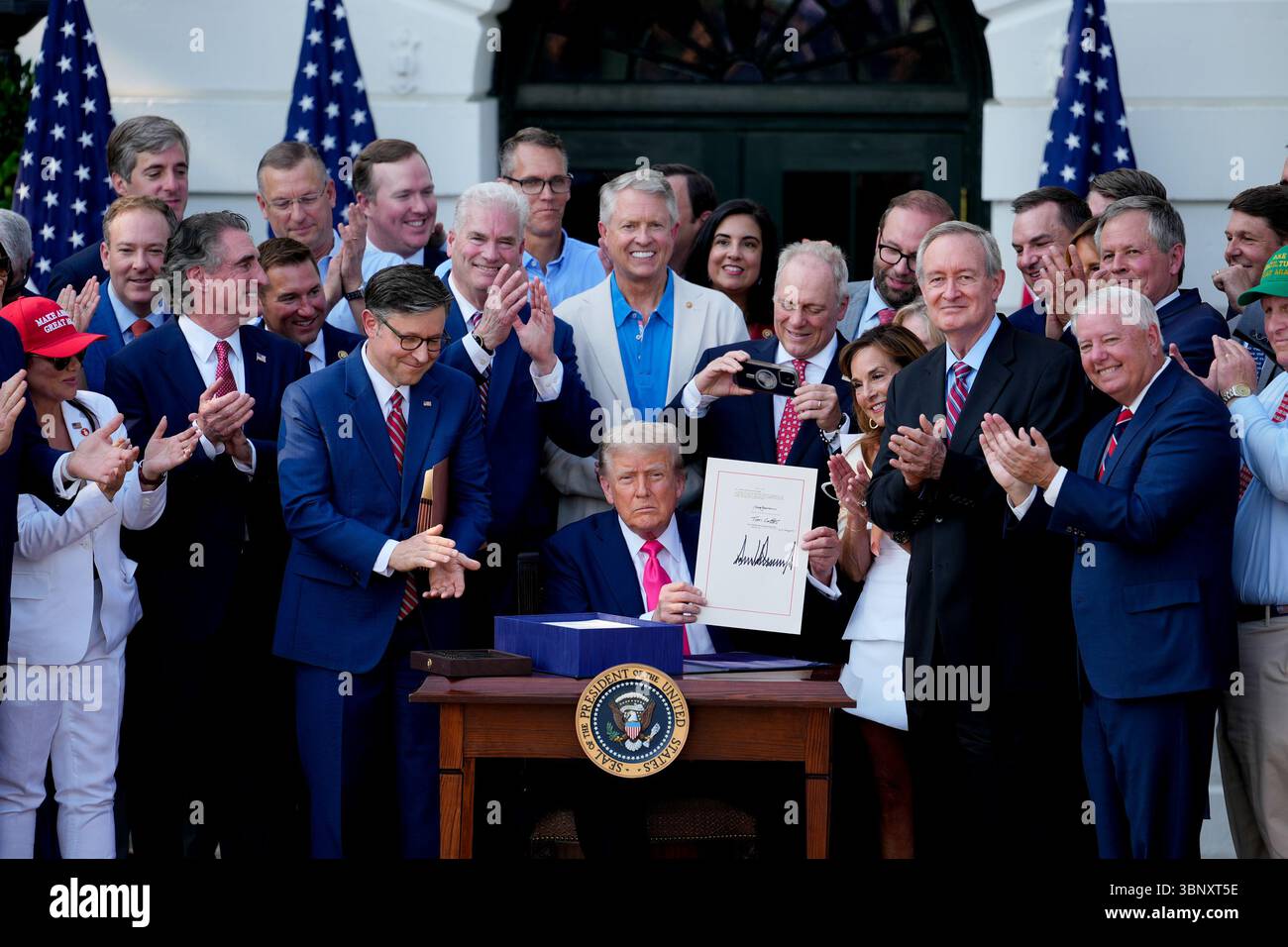 Washington, Stati Uniti. 4 luglio 2025. Il presidente DEGLI STATI UNITI Donald Trump mostra il disegno di legge firmato durante una cerimonia per il One Big Beautiful Bill Act sul South Lawn della Casa Bianca a Washington, DC, USA, venerdì 4 luglio, 2025. Trump ha firmato il suo progetto di legge di bilancio da 3,4 trilioni di dollari in legge venerdì, che sancisce un'estensione dei tagli fiscali, nuove interruzioni temporanee per i lavoratori mandati e finanziamenti per reprimere l'immigrazione illegale. Foto di Kent Nishimura/UPI credito: UPI/Alamy Live News Foto Stock