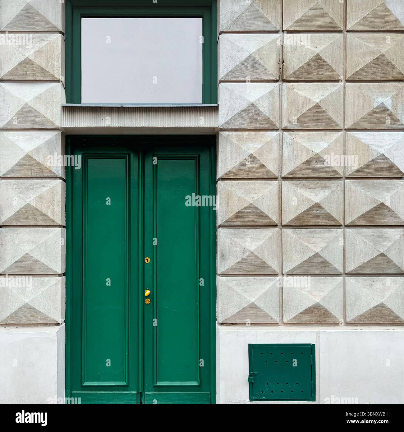 Una porta verde profonda degli anni '1930 a Varsavia posta in una facciata geometrica in pietra, un elegante esempio di modernismo interbellico e di forma architettonica minimalista. Foto Stock Una porta verde profonda degli anni '1930 a Varsavia posta in una facciata geometrica in pietra, un elegante esempio di modernismo interbellico e di forma architettonica minimalista. Foto Stock