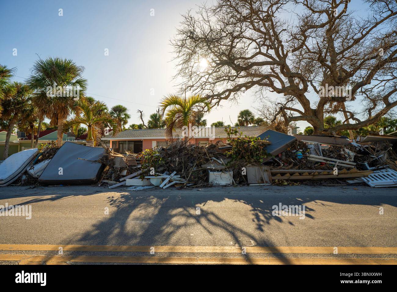 Conseguenze di un disastro naturale. Spazzatura proveniente da case gravemente danneggiate dopo un'ondata di uragano. Mucchi di detriti sul lato della strada in Florida Foto Stock