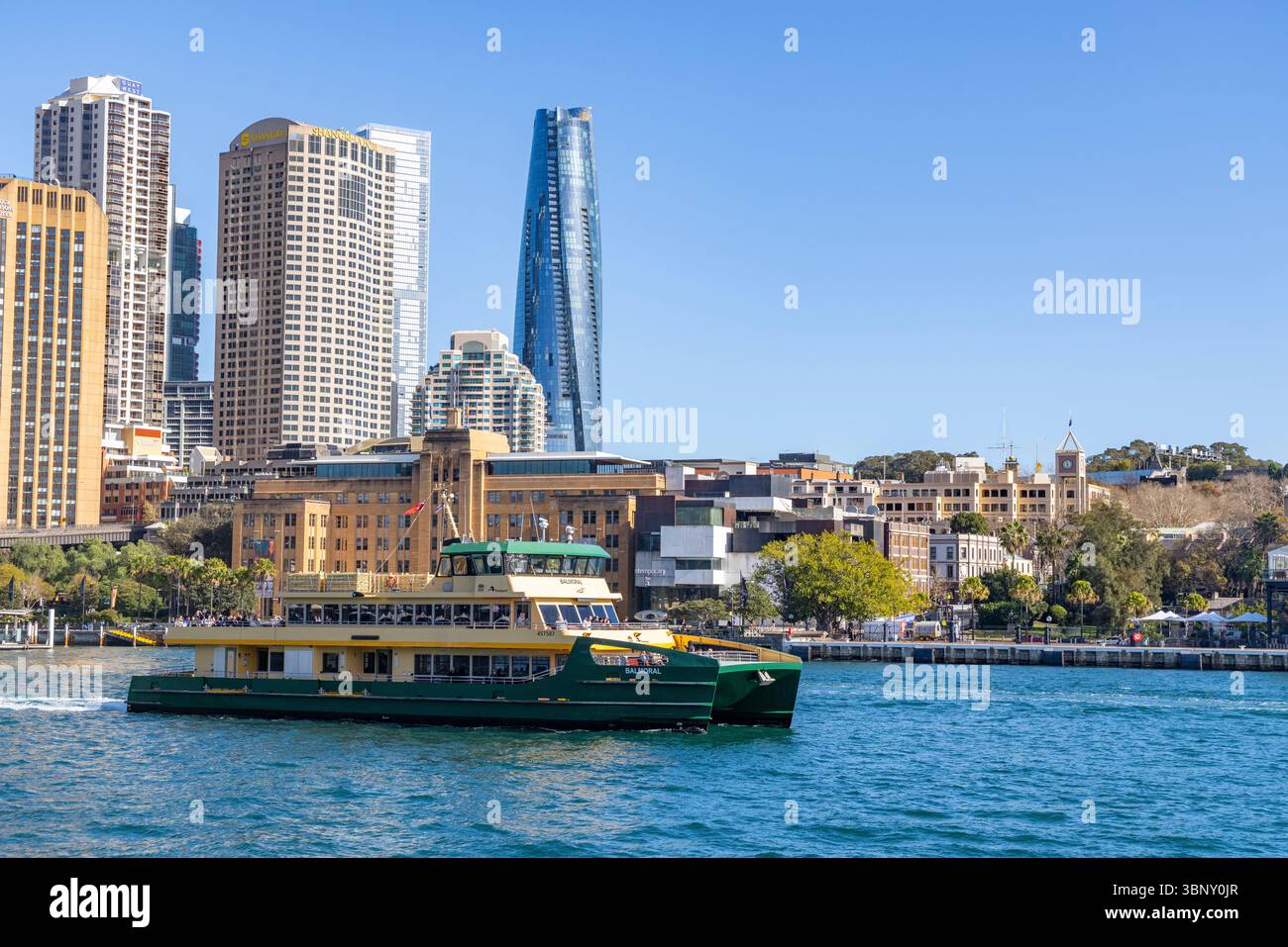 Traghetto di Sydney sul porto dopo aver lasciato il molo dei traghetti di Circular Quay, grattacieli della città in lontananza accanto al Crown Casino Foto Stock