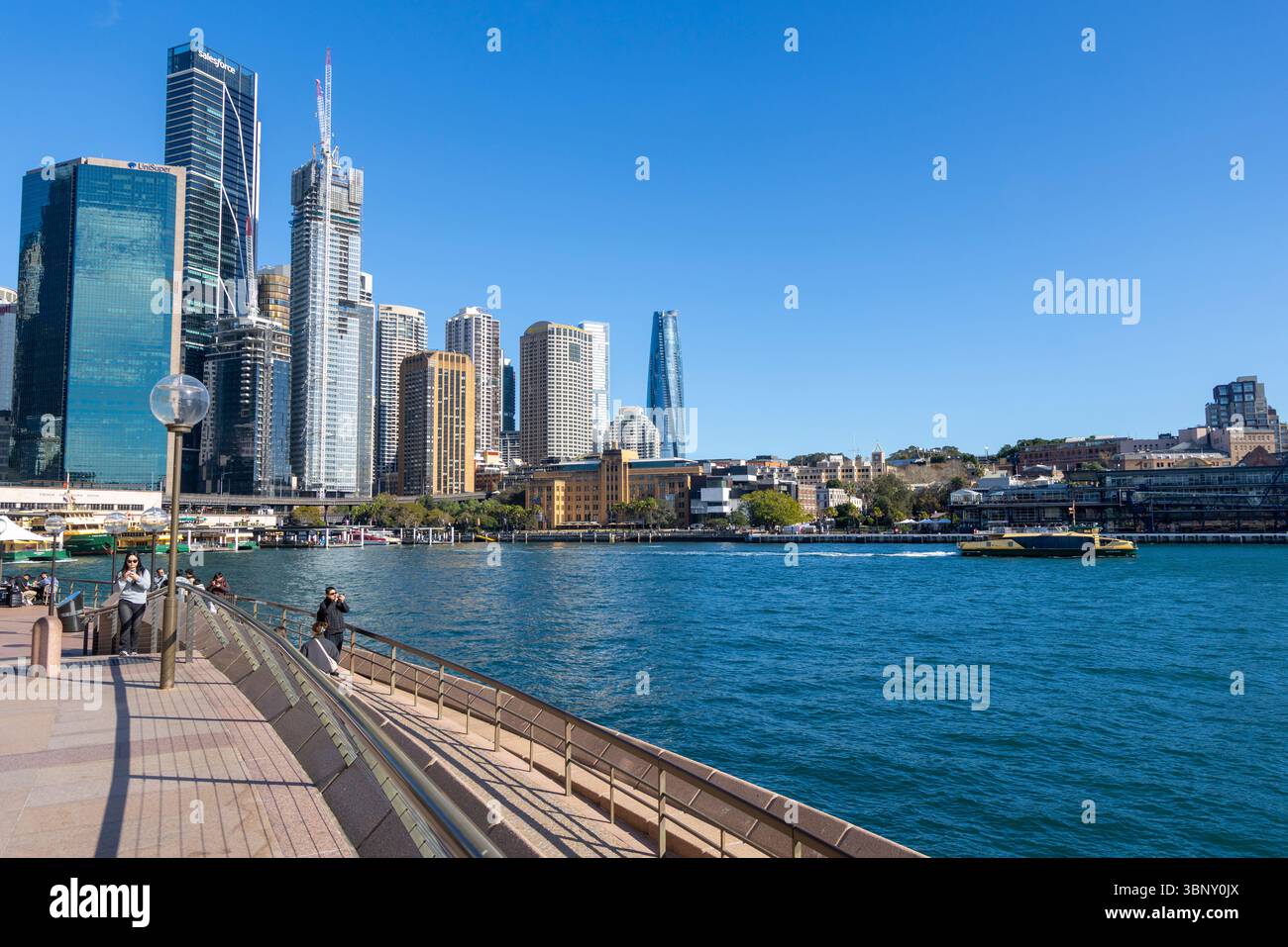 Sydney, grattacieli alti nel centro di Sydney con vista su Circular Quay e il porto di Sydney dall'Opera House, NSW, Australia Foto Stock