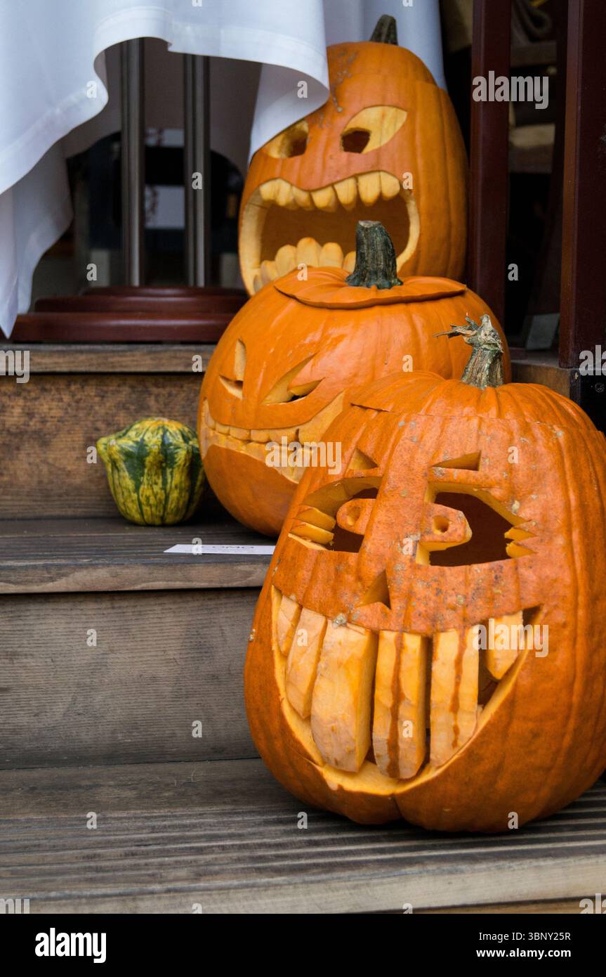 Composizione di zucche che decorano una scala ad Halloween Foto Stock
