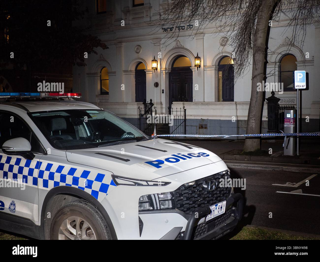 Melbourne, Australia. 4 luglio 2025. La polizia cordone l'area di fronte all'edificio. La polizia ha dichiarato una scena del crimine dopo un sospetto tentativo di incendio doloso alla East Melbourne Hebrew Congregation. Mentre le portiere anteriori subivano danni da ustioni esterne, nessuno è rimasto ferito durante l'attacco. La polizia di Victoria sta cercando maggiori informazioni sull'incidente. Credito: SOPA Images Limited/Alamy Live News Foto Stock