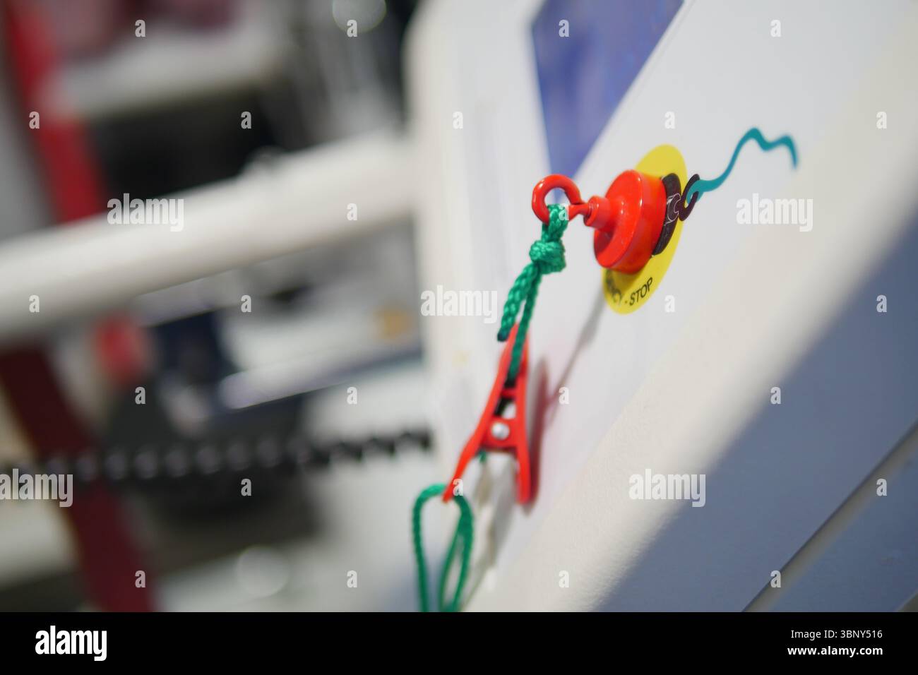 Cordicella di sicurezza collegata all'attrezzatura per esercizi nell'area palestra Foto Stock