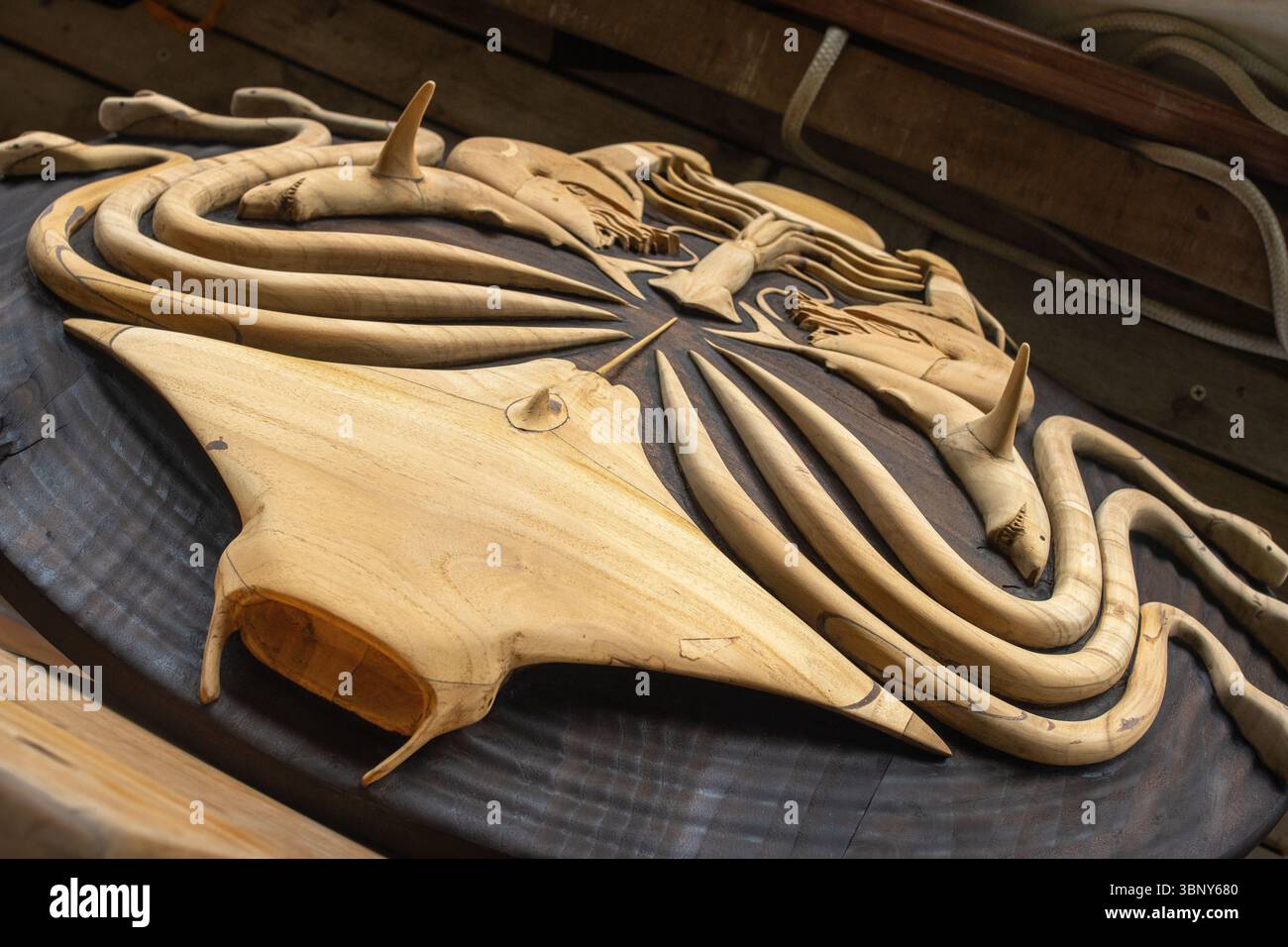 testata verniciata, maschera stilizzata, collage di animali marini, legno naturale, fatto a mano, teak Foto Stock