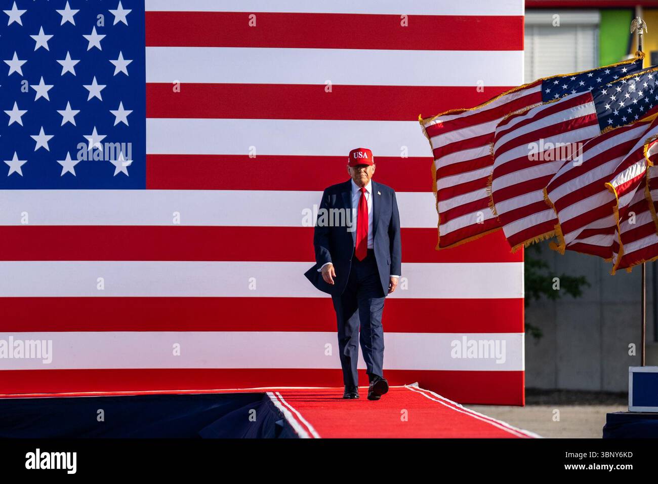 Il presidente Donald Trump arriva alla celebrazione salute to America, giovedì 3 luglio 2025, presso la zona fieristica dello stato dell'Iowa a Des Moines, Iowa. (Foto ufficiale della Casa Bianca di Daniel Torok) Foto Stock