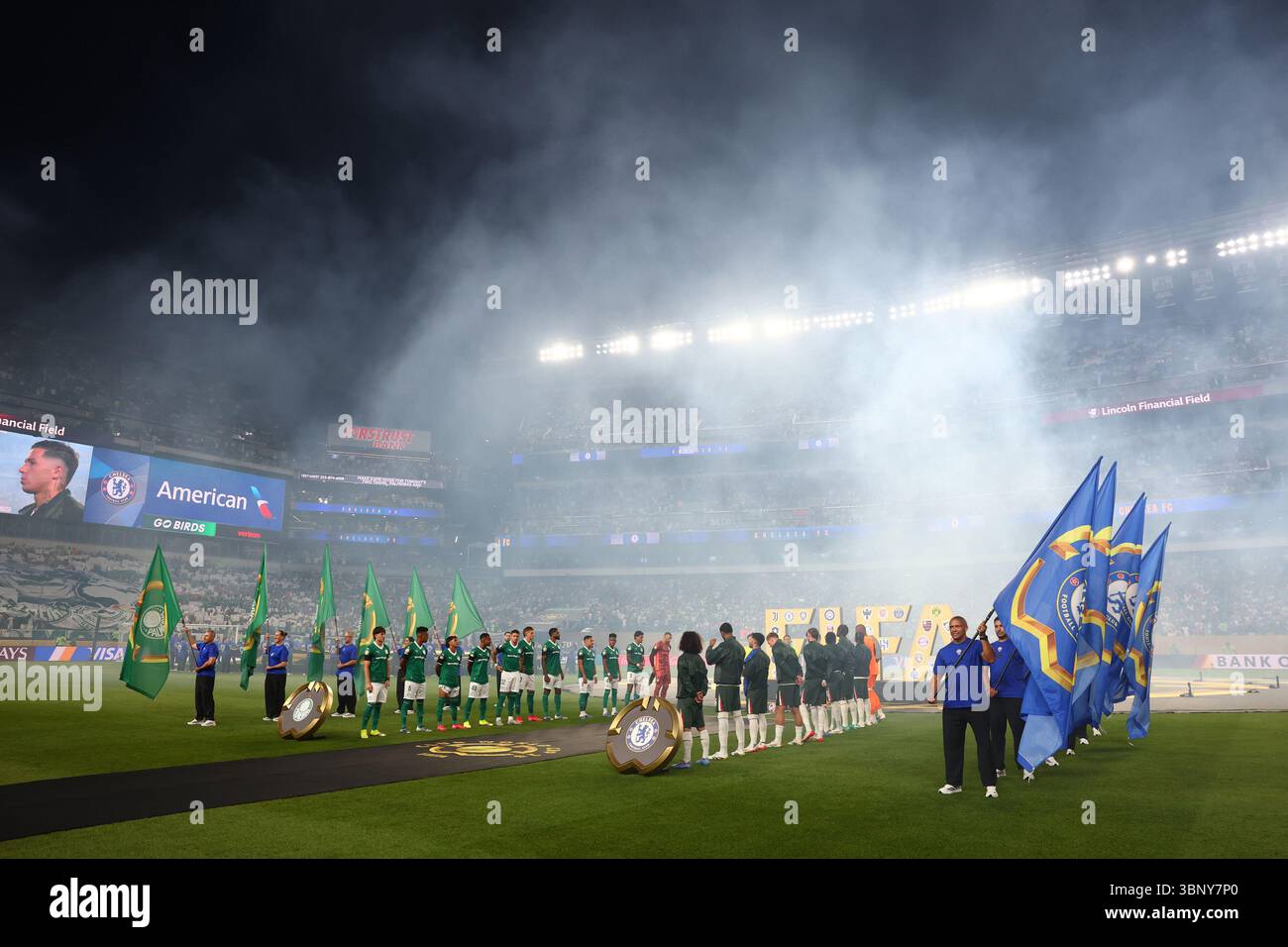 Philadelphia, Stati Uniti. 4 luglio 2025. Le due squadre si schierano in vista della finale dei quarti di finale della Coppa del mondo FIFA Club 2025 al Lincoln Financial Field di Philadelphia, venerdì 4 luglio 2025. Foto di Chris Brunskill/UPI credito: UPI/Alamy Live News Foto Stock