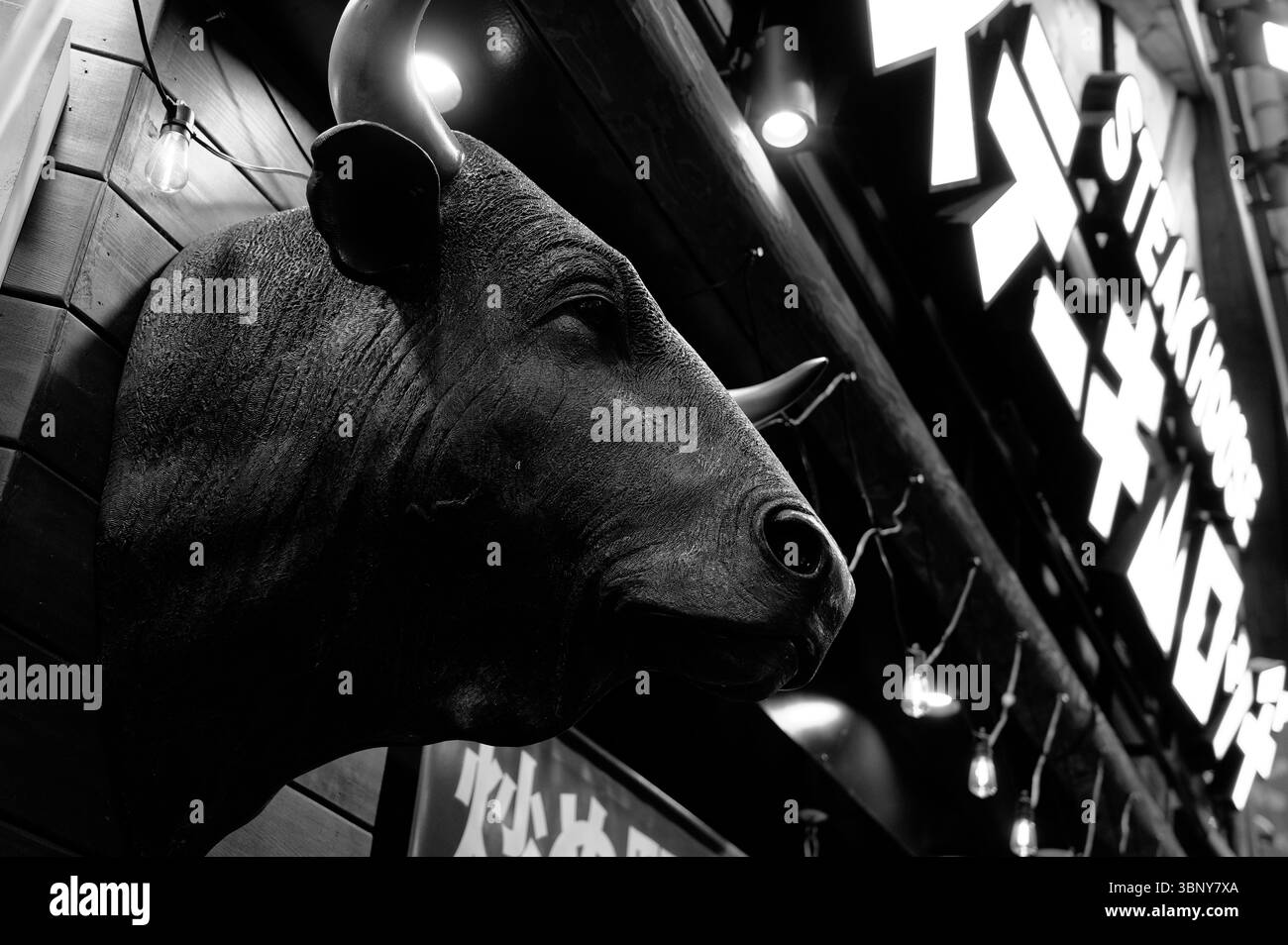 Scultura a testa di toro per una Steakhouse ad Akihabara Foto Stock