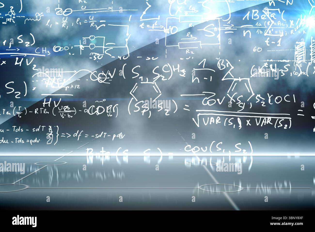 Le formule matematiche e chimiche fluttuano sopra la superficie riflettente nella visualizzazione digitale, brillanti Foto Stock