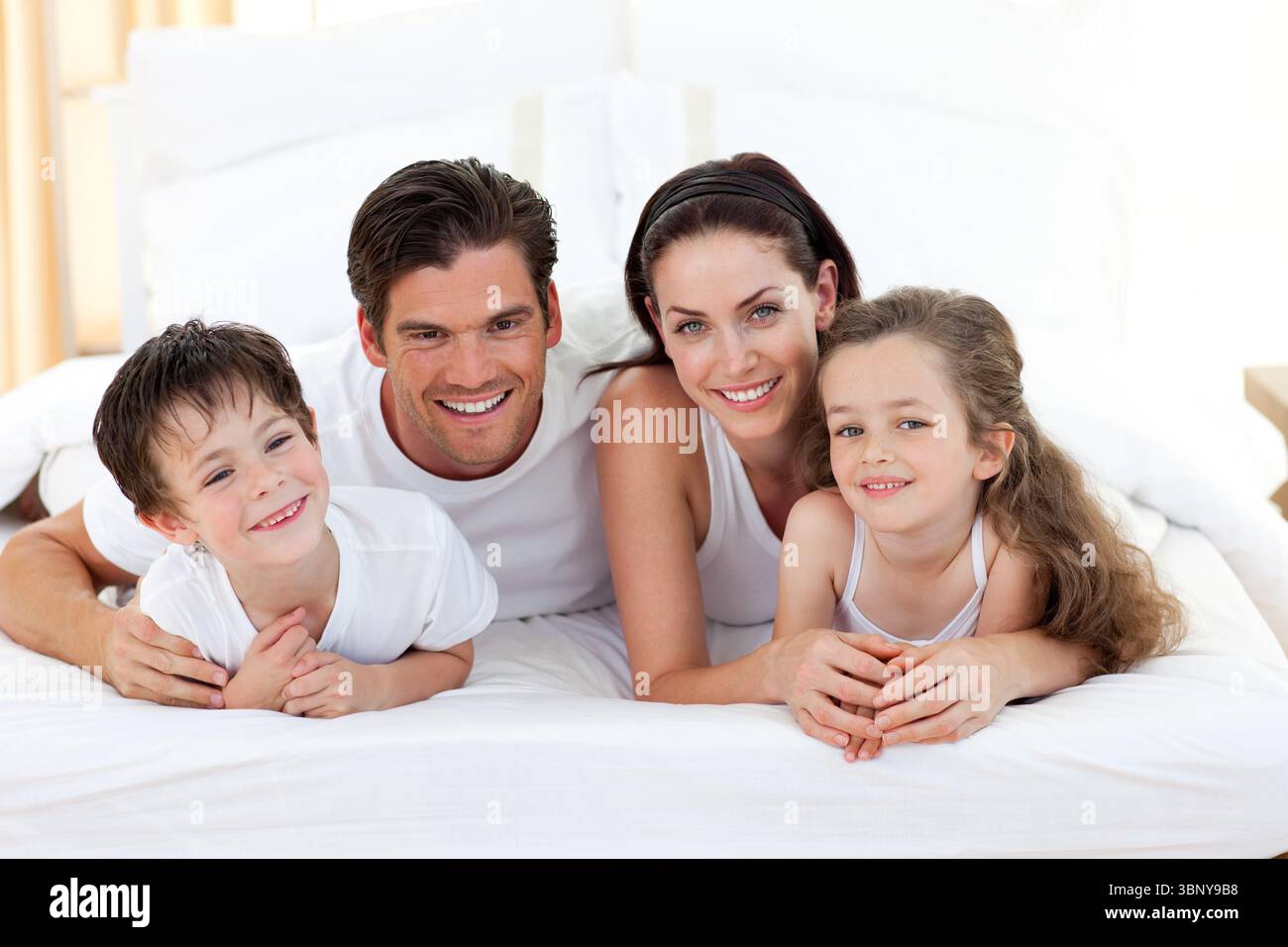 Famiglia sorridente divertendosi Foto Stock