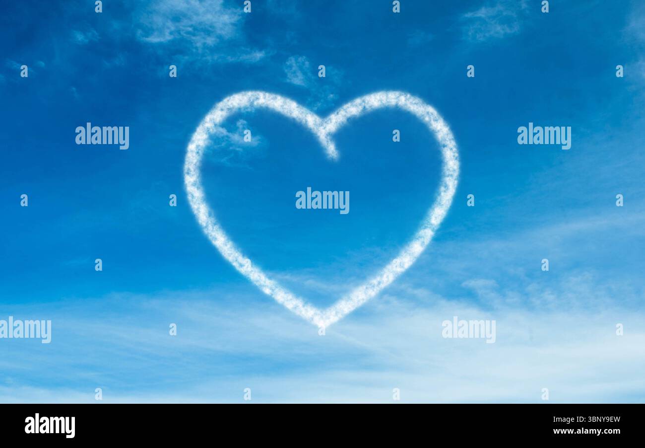 Design piatto che mostra un cielo azzurro luminoso che forma una nuvola a forma di cuore tra striature di nuvole Foto Stock