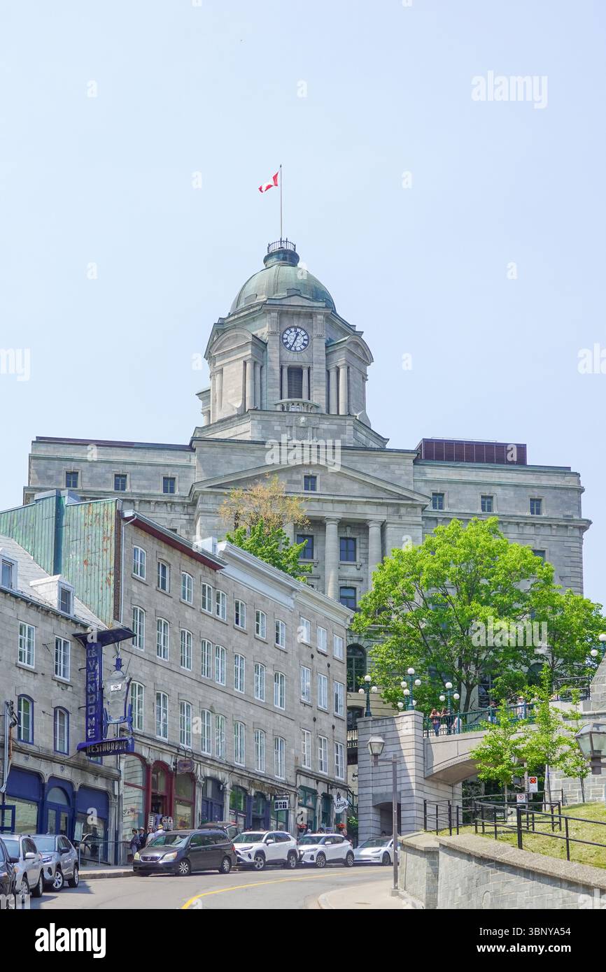 Maestoso edificio governativo con due cupole viste da una strada alberata Foto Stock