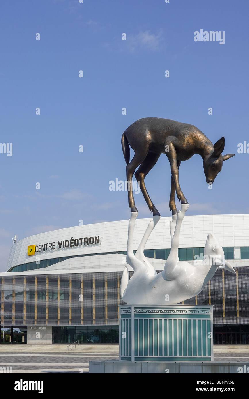 Elegante scultura di cervi in bronzo su piedistallo bianco contro il cielo azzurro Foto Stock