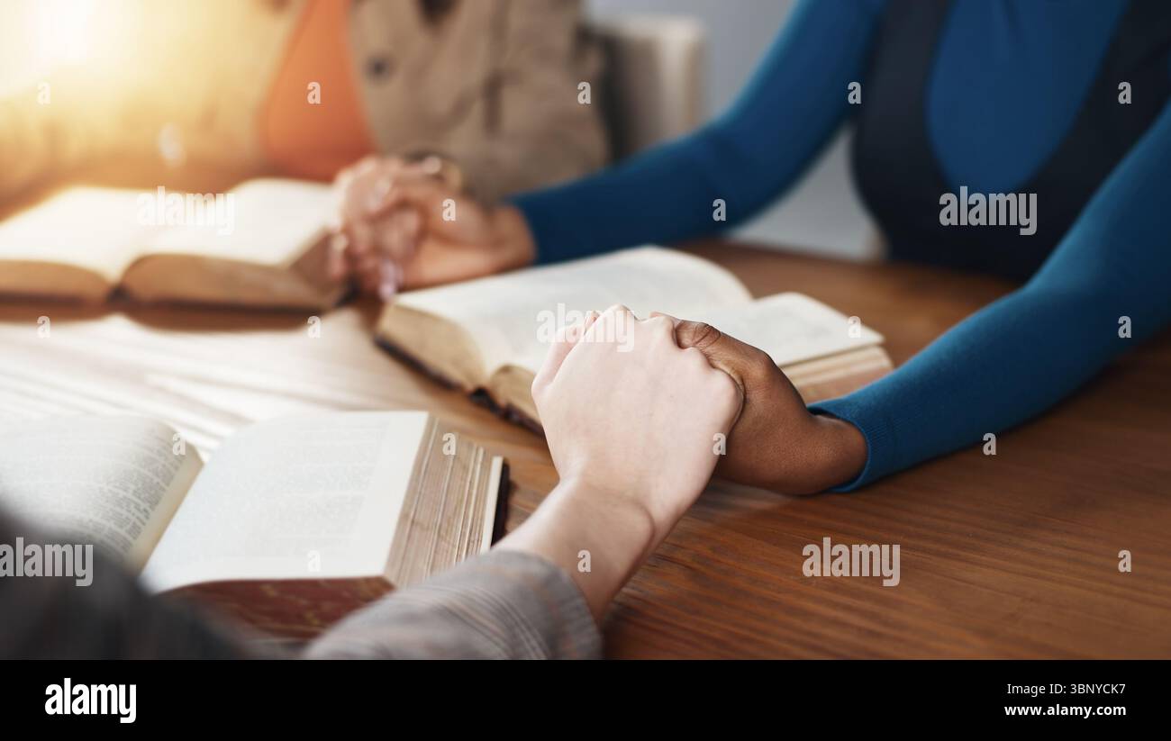 Mano, Bibbia e persone che pregano con la religione, guida o sostegno con le Scritture per il culto. Cristianesimo, fede e gruppo insieme per tavola Foto Stock