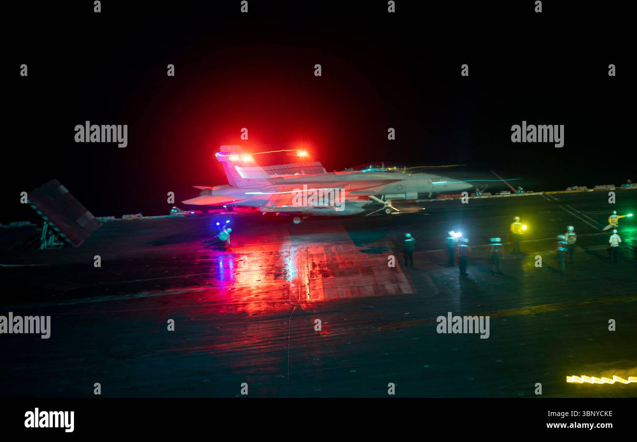 (29 giugno 2025) un EA-18G Growler, attaccato all'Electronic Attack Squadron (VAQ) 136, si prepara a lanciare dal ponte di volo dell'airc classe Nimitz Foto Stock