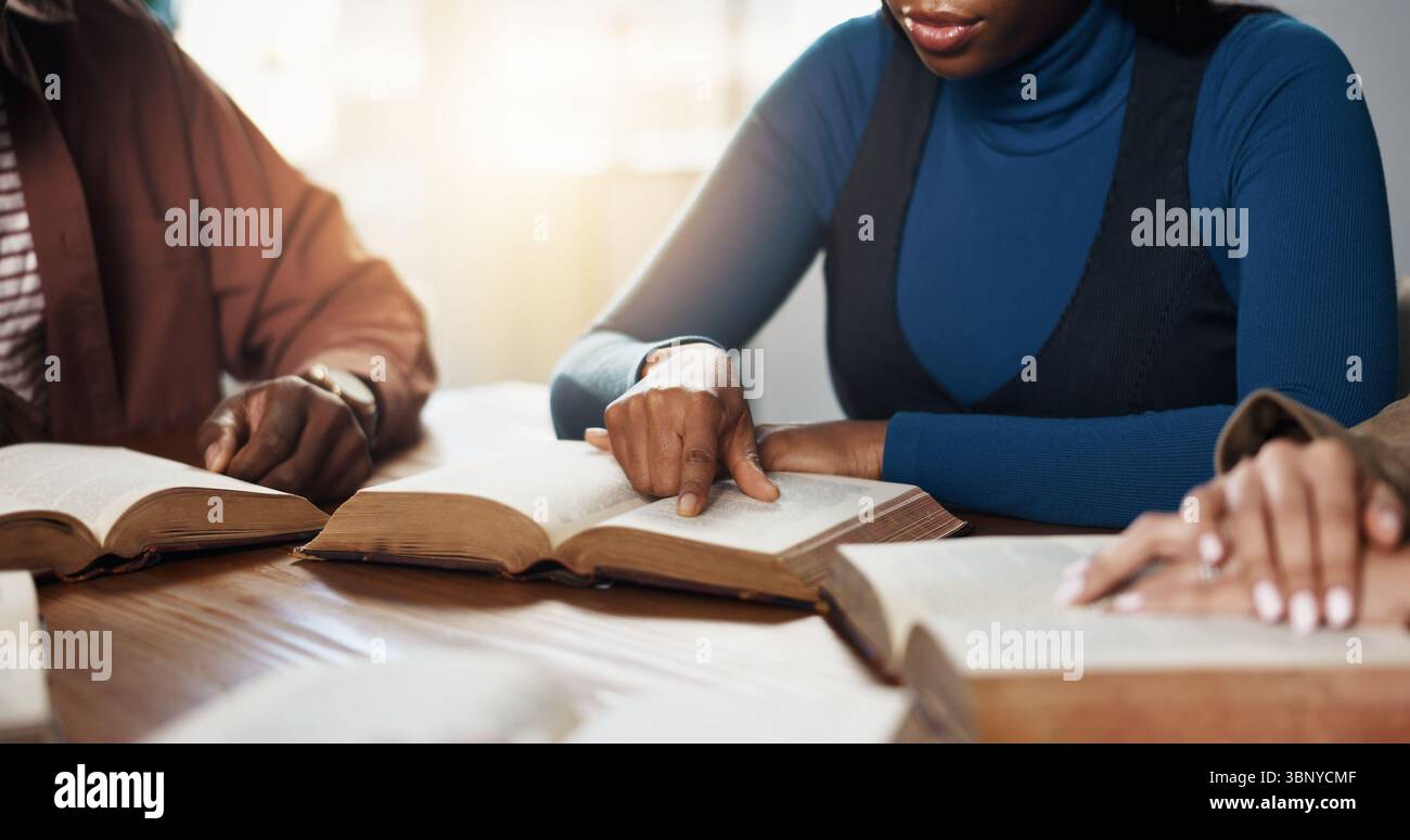 Mani, lettura e persone per lo studio della Bibbia, il culto o l'apprendimento di gruppo del Vangelo per la religione. Fede, cristianesimo e conoscenza di Dio, delle Scritture o Foto Stock