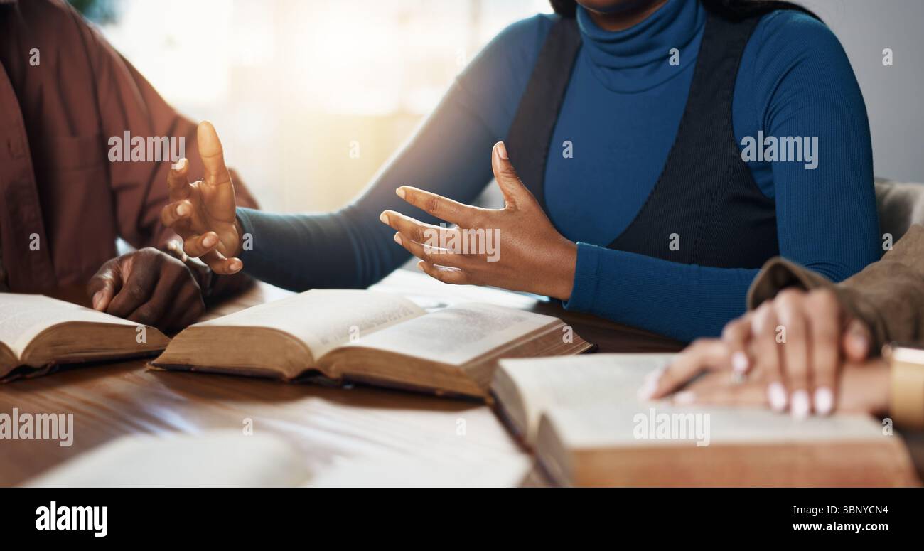Mani, spiegazioni e donna con gruppo per lo studio della Bibbia, il culto o l'apprendimento del Vangelo per la religione. Fede, cristianesimo e conoscenza di Dio, delle Scritture o Foto Stock