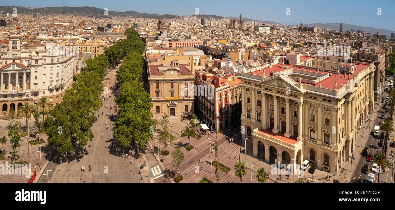 Un vasto paesaggio panoramico di Barcellona, in Spagna, visto dal Monumento a Colombo, che guarda verso lo storico quartiere Gotico. Luglio 2025. Foto Stock