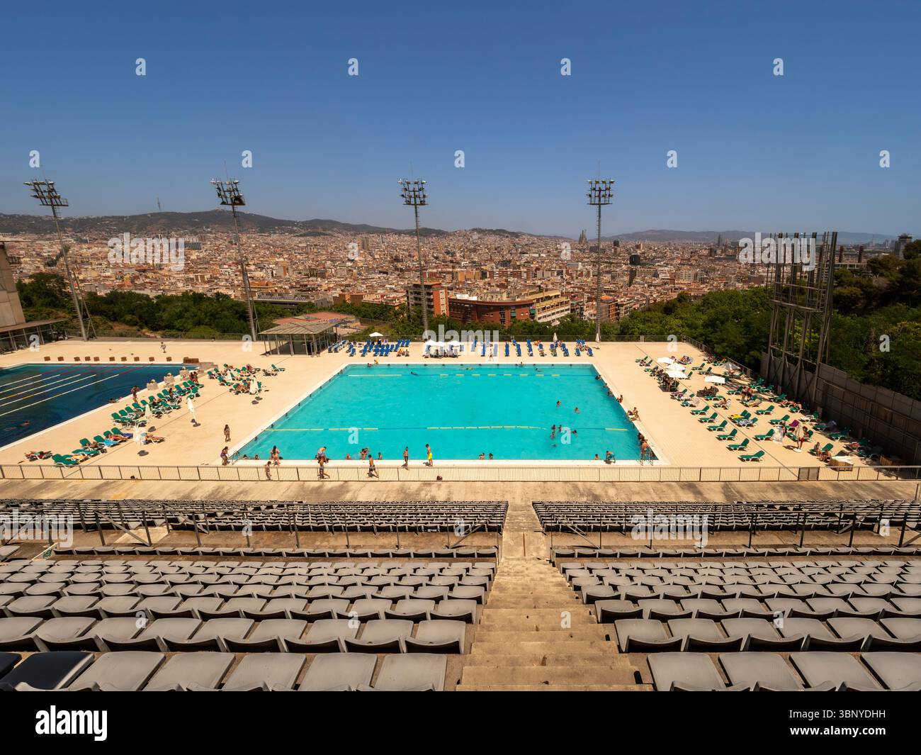La piscina Municipal de Montjuic, una sede olimpica del 1992, con la sua splendida vista panoramica sulla città di Barcellona, Spagna. . Foto Stock
