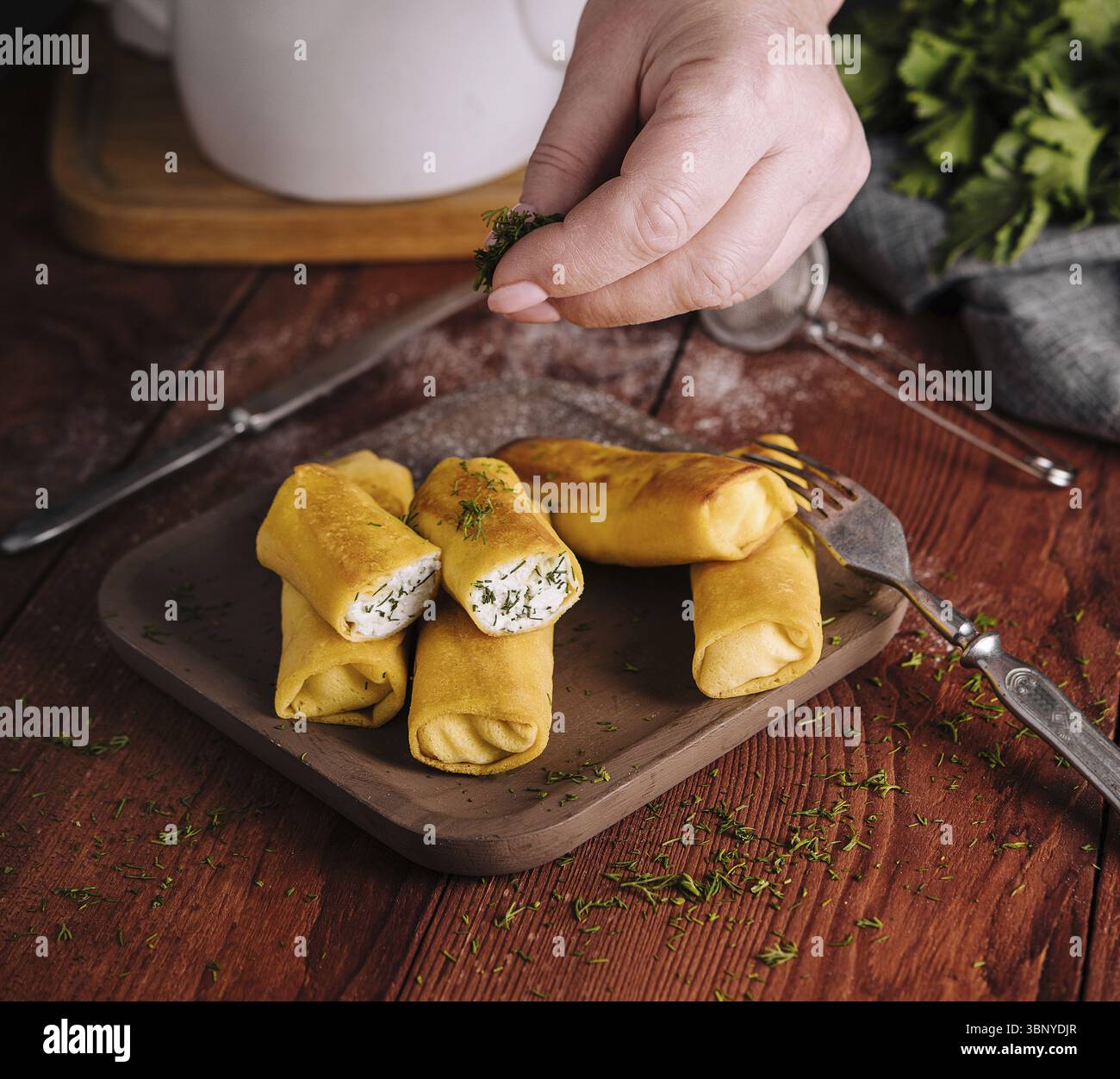 Natura morta del cibo, frittelle fresche con formaggio fresco Foto Stock