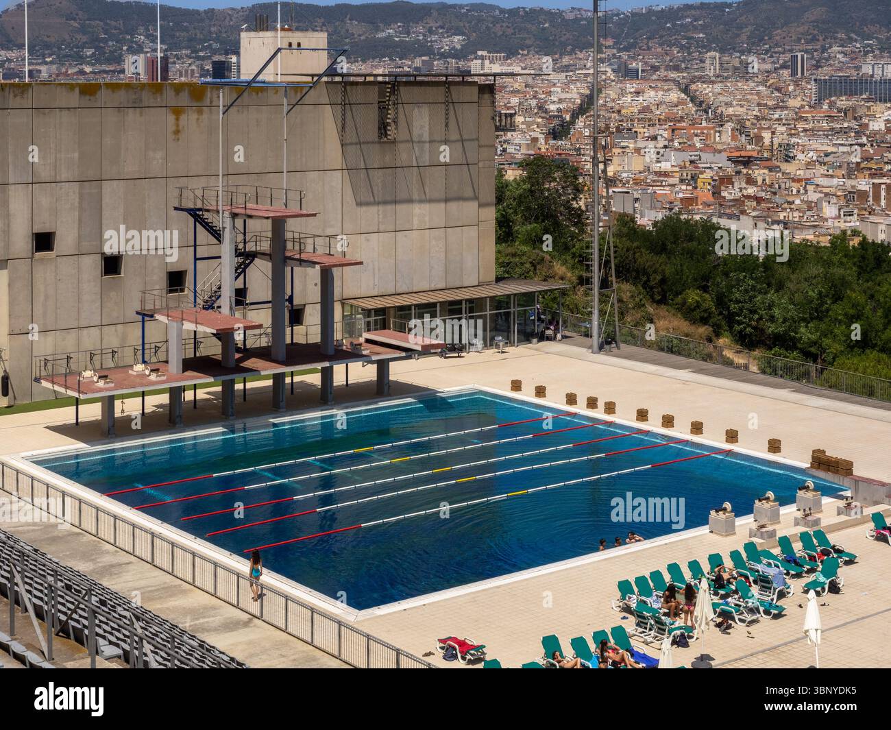 Le tavole da immersione presso la piscina Municipal de Montjuic, una famosa sede olimpica del 1992, con lo skyline della città di Barcellona sullo sfondo, la Spagna. Foto Stock